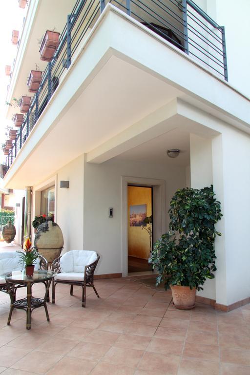 B&B Villa Il Sughero Monopoli Exteriör bild